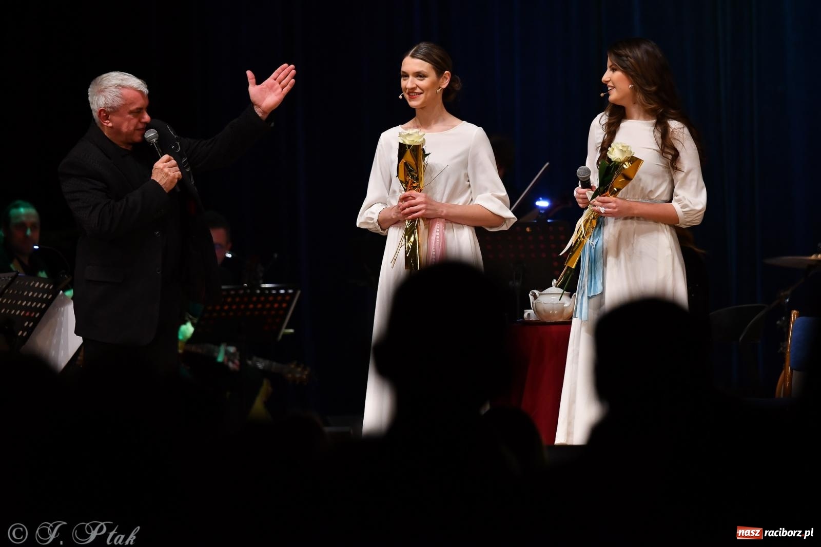 Zdjęcie w galerii na portalu naszraciborz.pl: Anna & Anna – koncert fabularyzowany poruszył publiczność w RCK wiadomości z regionu