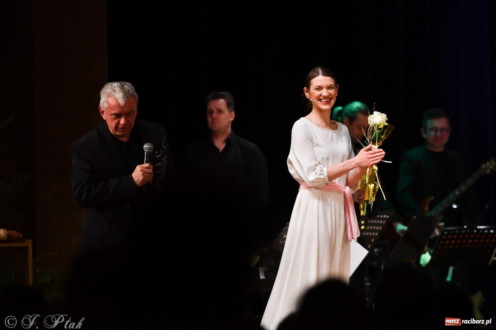 Zdjęcie w galerii na portalu naszraciborz.pl: Anna & Anna – koncert fabularyzowany poruszył publiczność w RCK wiadomości z regionu