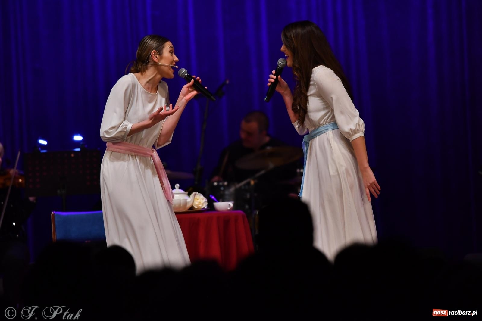 Zdjęcie w galerii na portalu naszraciborz.pl: Anna & Anna – koncert fabularyzowany poruszył publiczność w RCK wiadomości z regionu