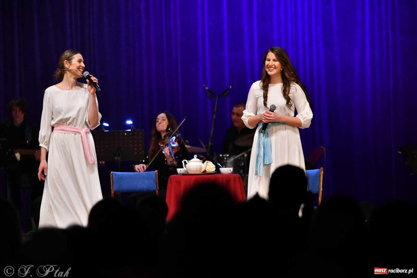 Zdjęcie w galerii na portalu naszraciborz.pl: Anna & Anna – koncert fabularyzowany poruszył publiczność w RCK wiadomości z regionu