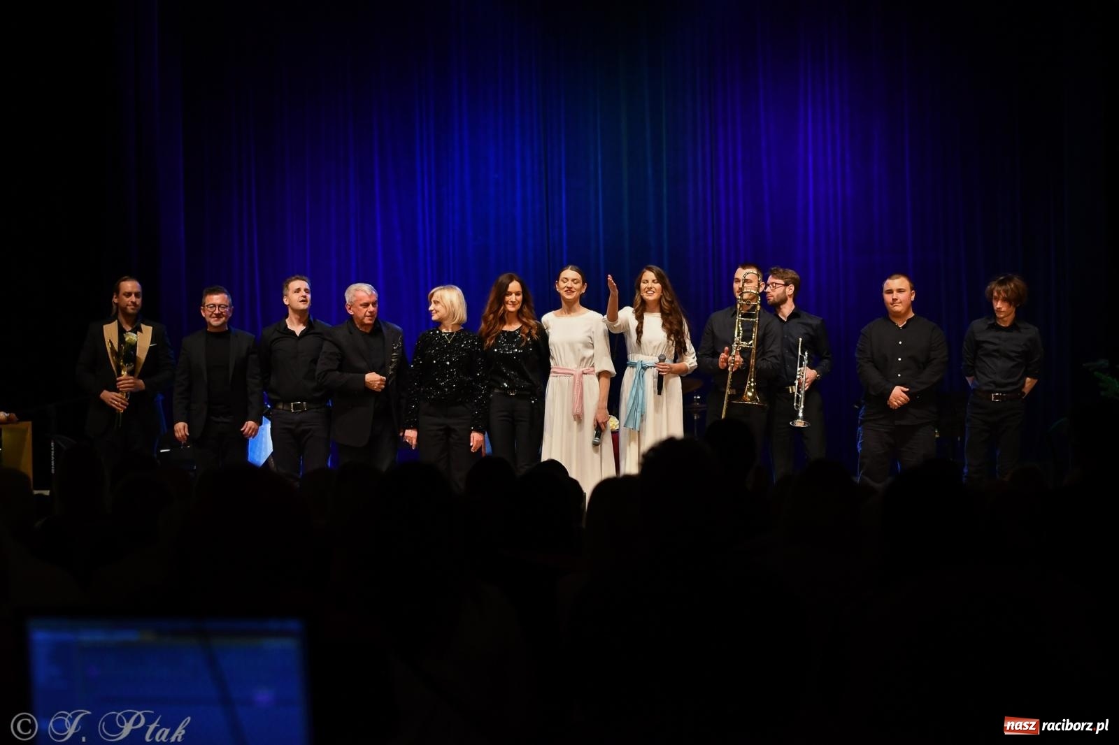 Zdjęcie w galerii na portalu naszraciborz.pl: Anna & Anna – koncert fabularyzowany poruszył publiczność w RCK wiadomości z regionu