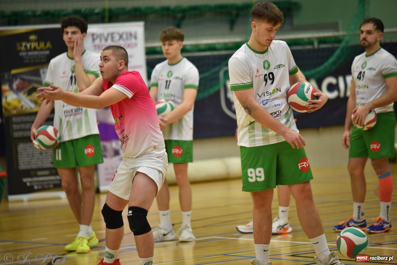 Zdjęcie w galerii na portalu naszraciborz.pl: Siatkarska remontada w hali OSiR. KS Racibórz odwrócił losy meczu z Olimpią Włodowice [FOTO i WIDEO] wiadomości z regionu