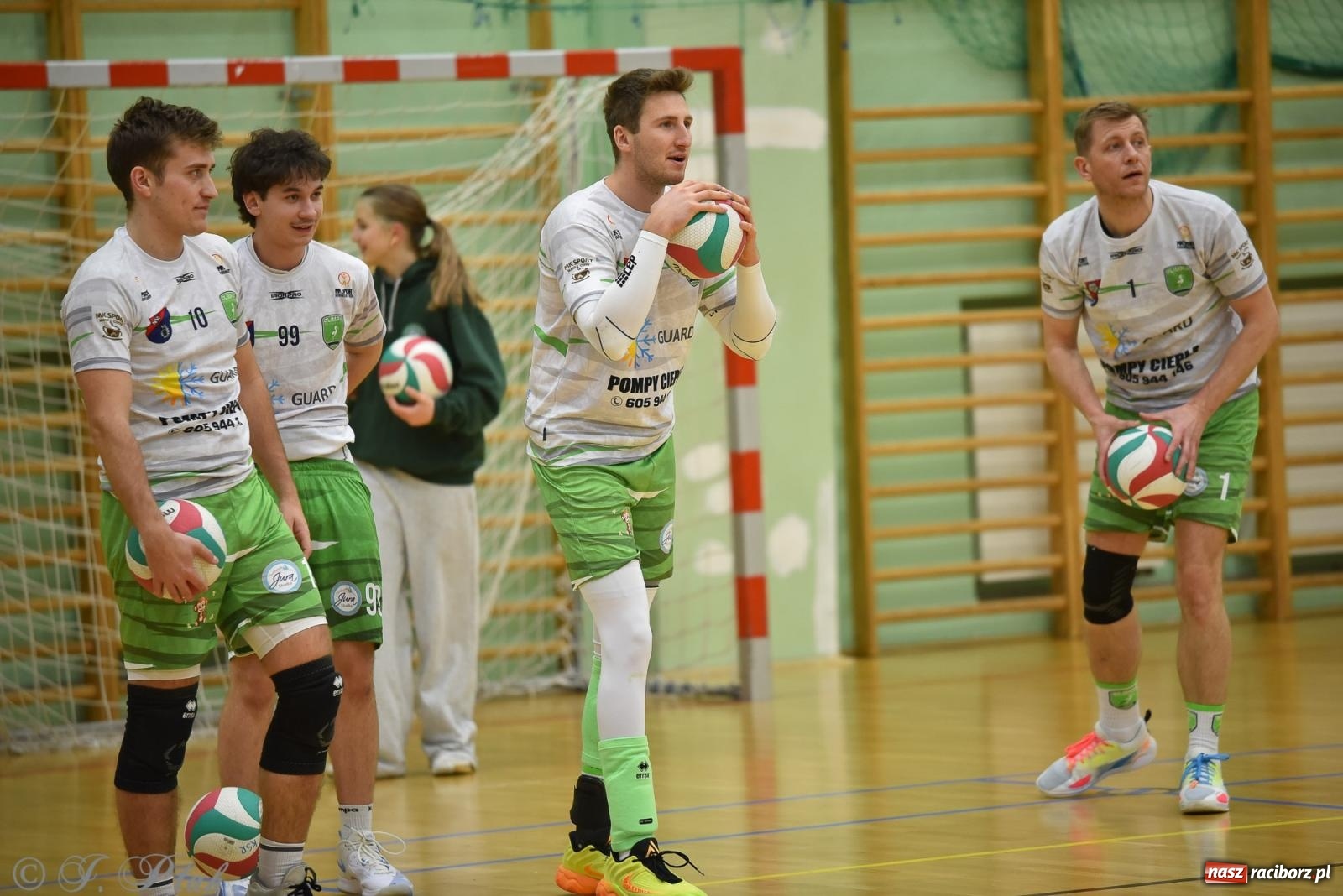 Zdjęcie w galerii na portalu naszraciborz.pl: Siatkarska remontada w hali OSiR. KS Racibórz odwrócił losy meczu z Olimpią Włodowice [FOTO i WIDEO] wiadomości z regionu