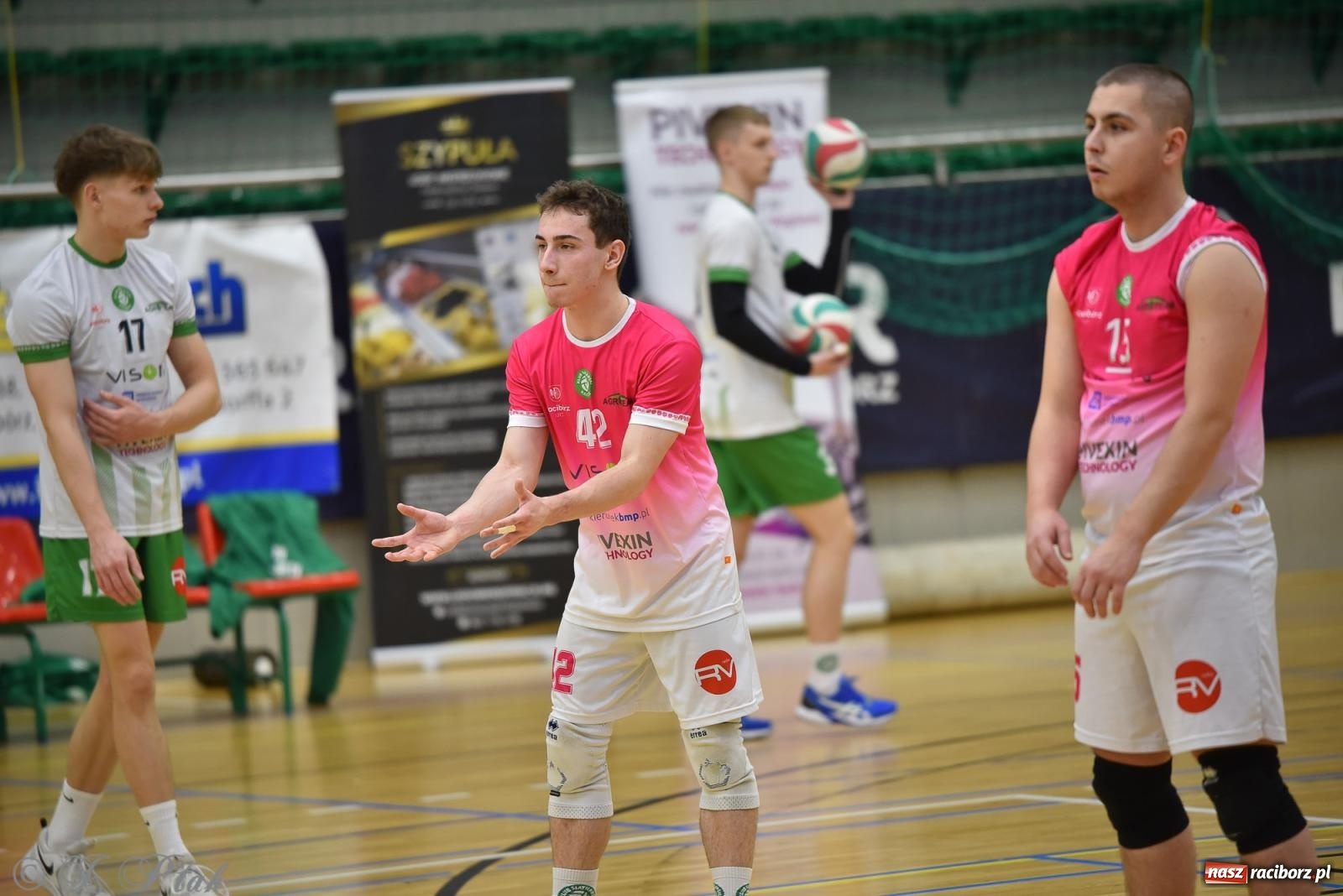 Zdjęcie w galerii na portalu naszraciborz.pl: Siatkarska remontada w hali OSiR. KS Racibórz odwrócił losy meczu z Olimpią Włodowice [FOTO i WIDEO] wiadomości z regionu