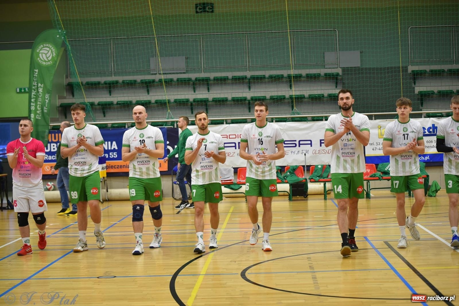 Zdjęcie w galerii na portalu naszraciborz.pl: Siatkarska remontada w hali OSiR. KS Racibórz odwrócił losy meczu z Olimpią Włodowice [FOTO i WIDEO] wiadomości z regionu