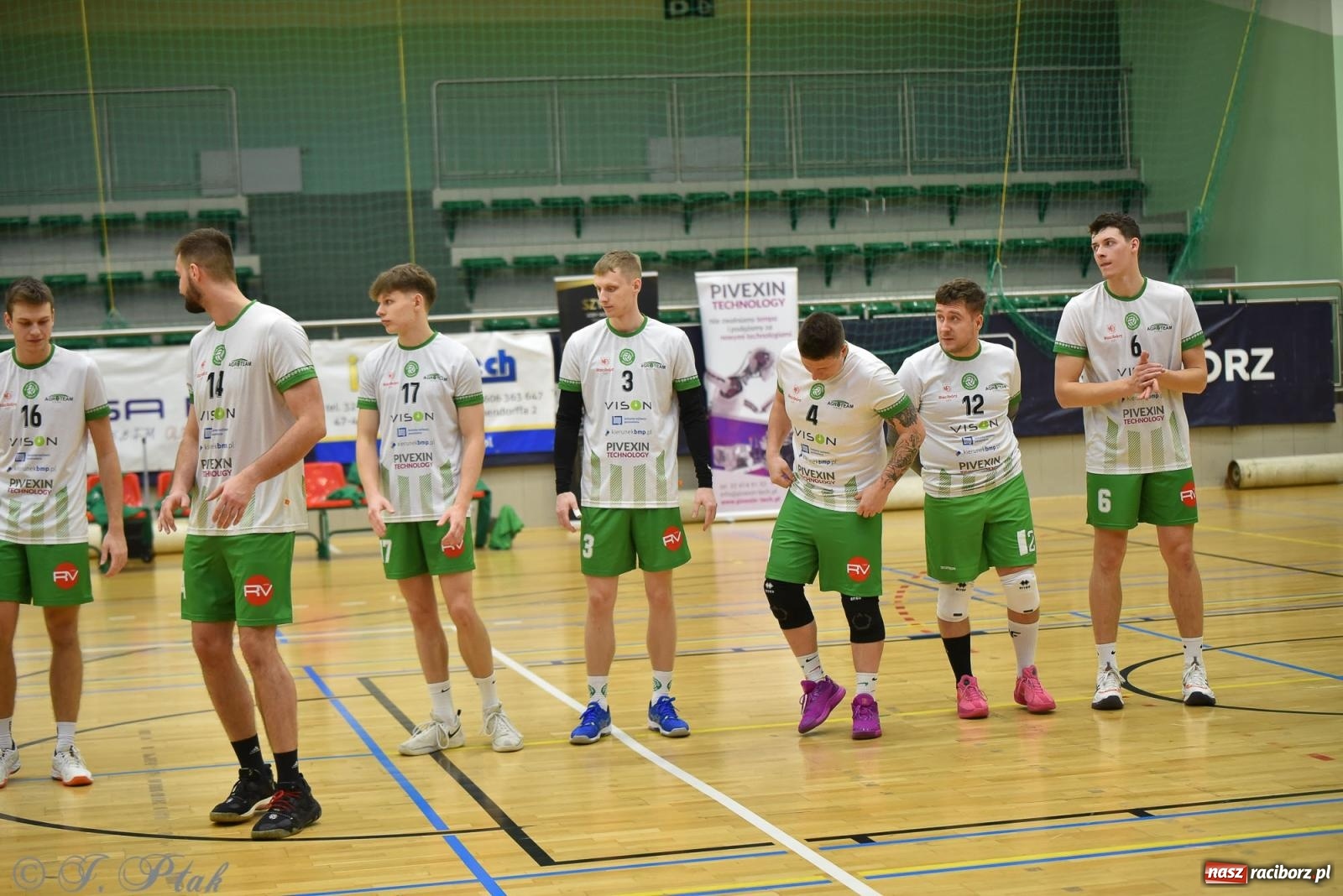 Zdjęcie w galerii na portalu naszraciborz.pl: Siatkarska remontada w hali OSiR. KS Racibórz odwrócił losy meczu z Olimpią Włodowice [FOTO i WIDEO] wiadomości z regionu