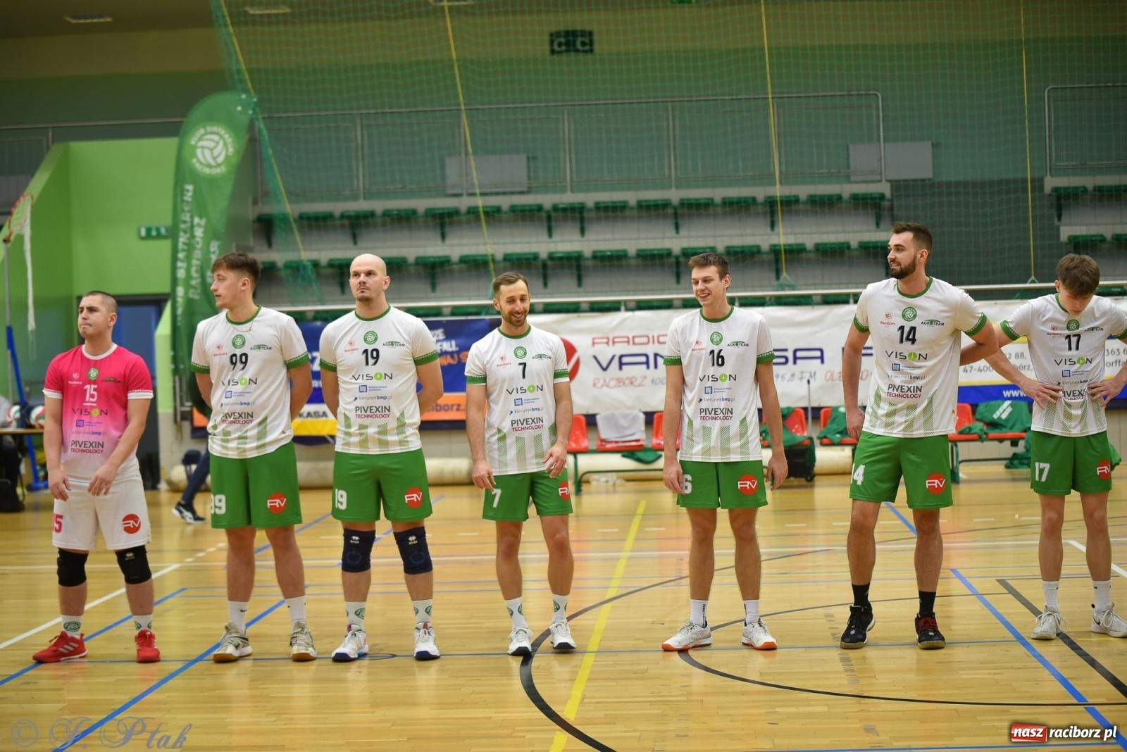 Zdjęcie w galerii na portalu naszraciborz.pl: Siatkarska remontada w hali OSiR. KS Racibórz odwrócił losy meczu z Olimpią Włodowice [FOTO i WIDEO] wiadomości z regionu