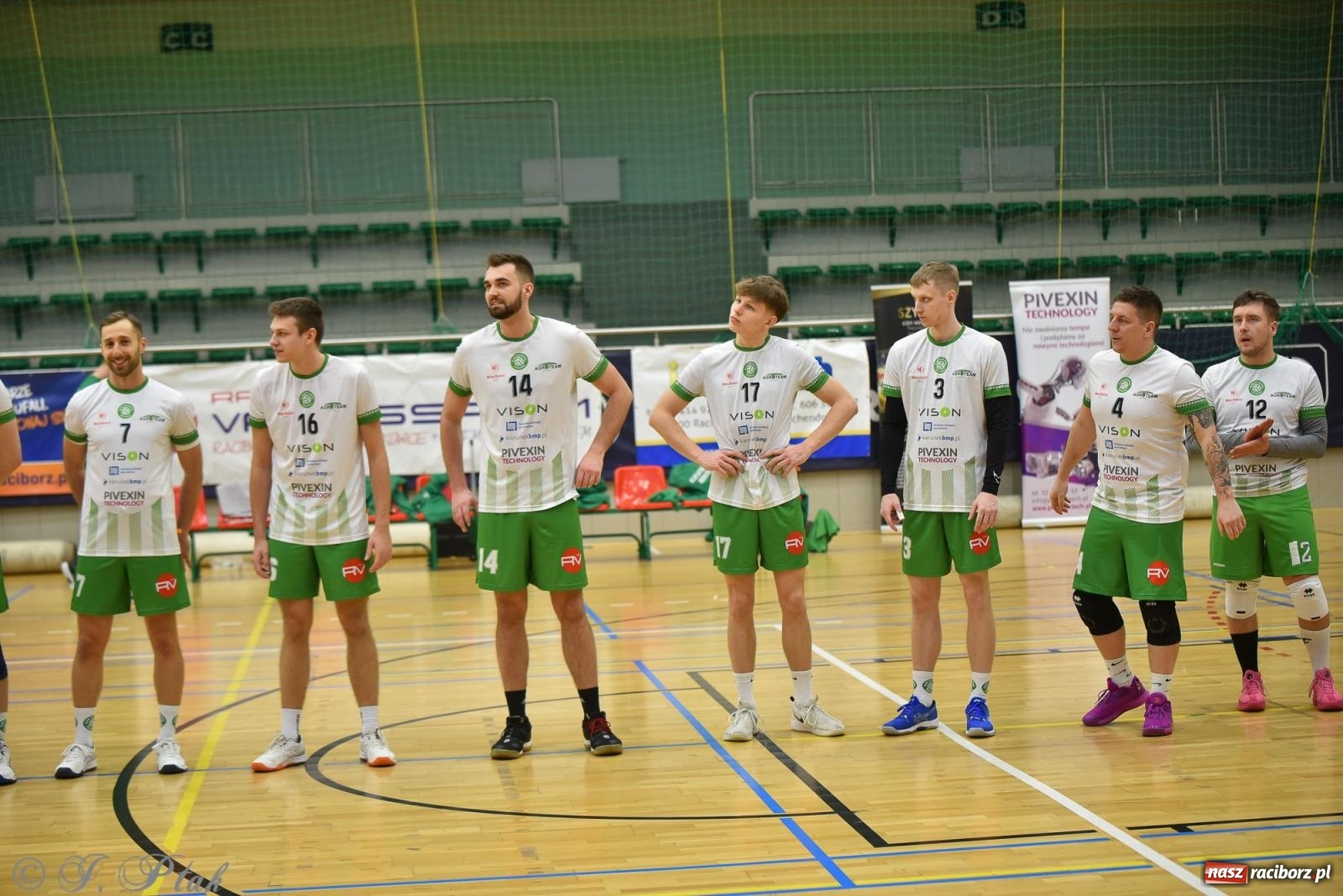 Zdjęcie w galerii na portalu naszraciborz.pl: Siatkarska remontada w hali OSiR. KS Racibórz odwrócił losy meczu z Olimpią Włodowice [FOTO i WIDEO] wiadomości z regionu