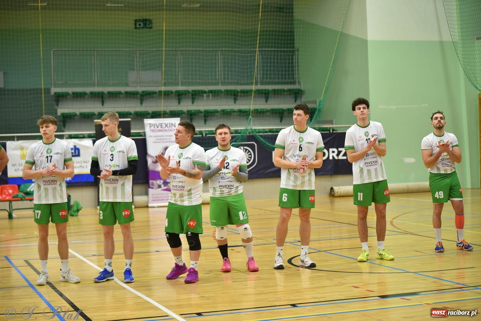 Zdjęcie w galerii na portalu naszraciborz.pl: Siatkarska remontada w hali OSiR. KS Racibórz odwrócił losy meczu z Olimpią Włodowice [FOTO i WIDEO] wiadomości z regionu