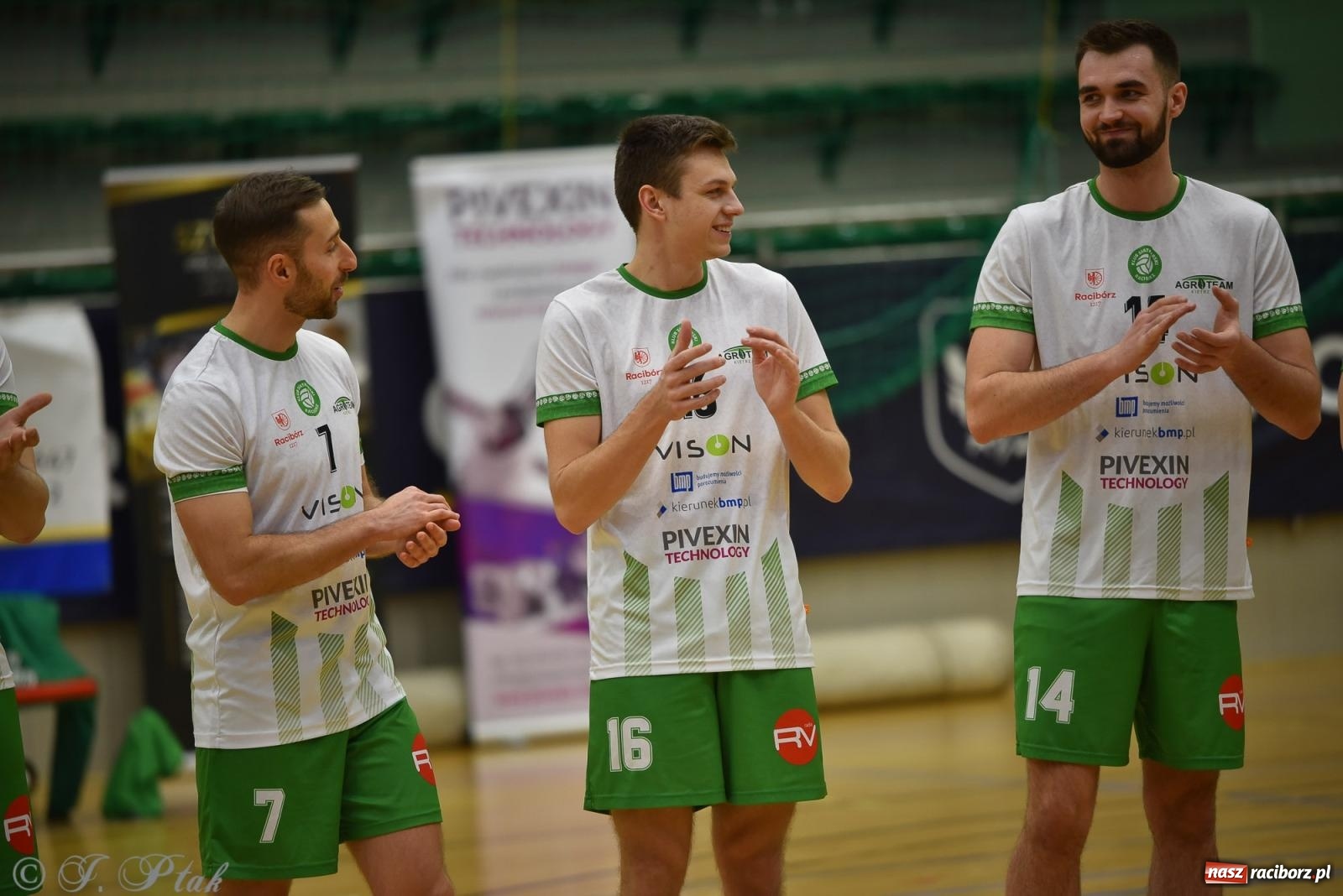 Zdjęcie w galerii na portalu naszraciborz.pl: Siatkarska remontada w hali OSiR. KS Racibórz odwrócił losy meczu z Olimpią Włodowice [FOTO i WIDEO] wiadomości z regionu