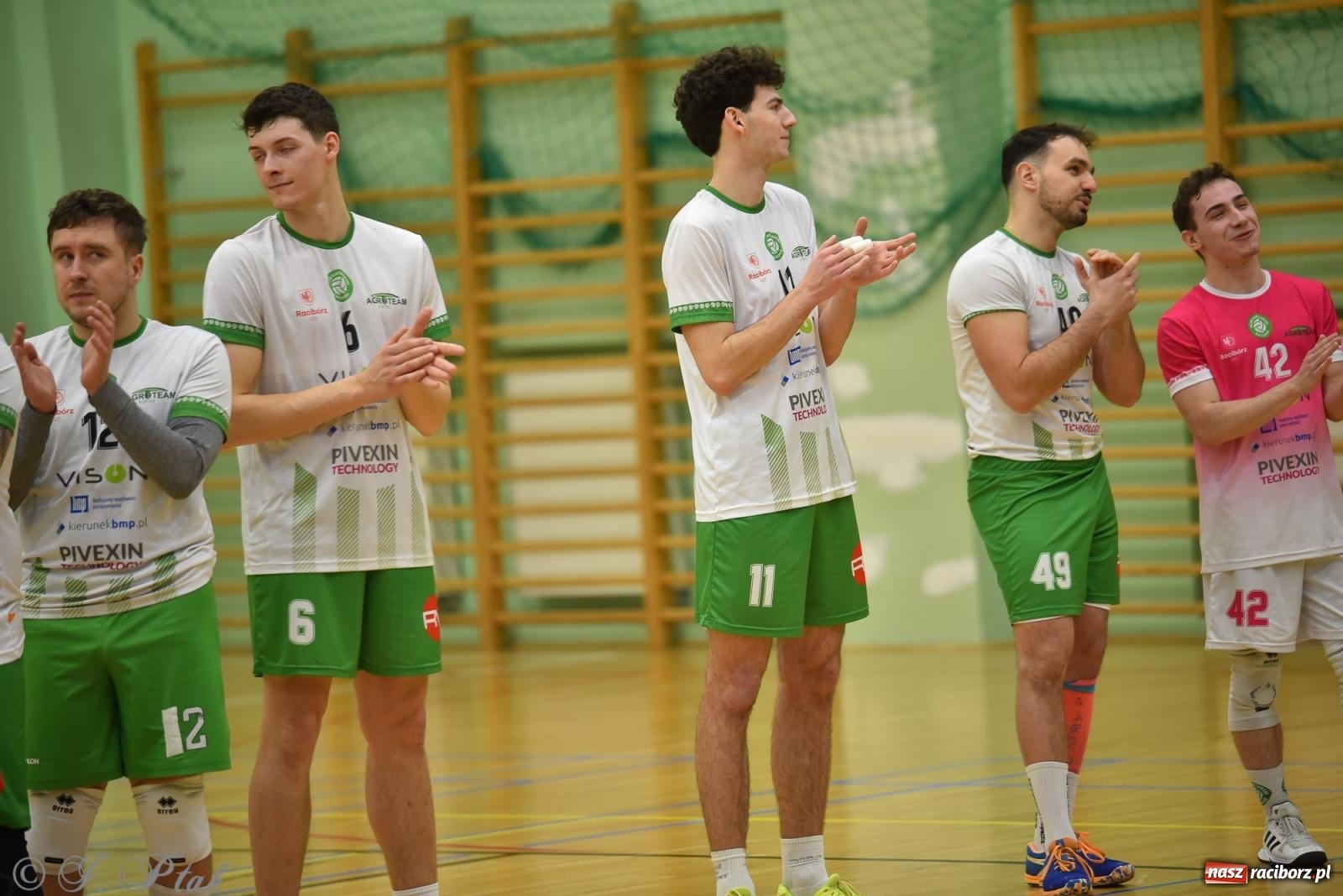 Zdjęcie w galerii na portalu naszraciborz.pl: Siatkarska remontada w hali OSiR. KS Racibórz odwrócił losy meczu z Olimpią Włodowice [FOTO i WIDEO] wiadomości z regionu