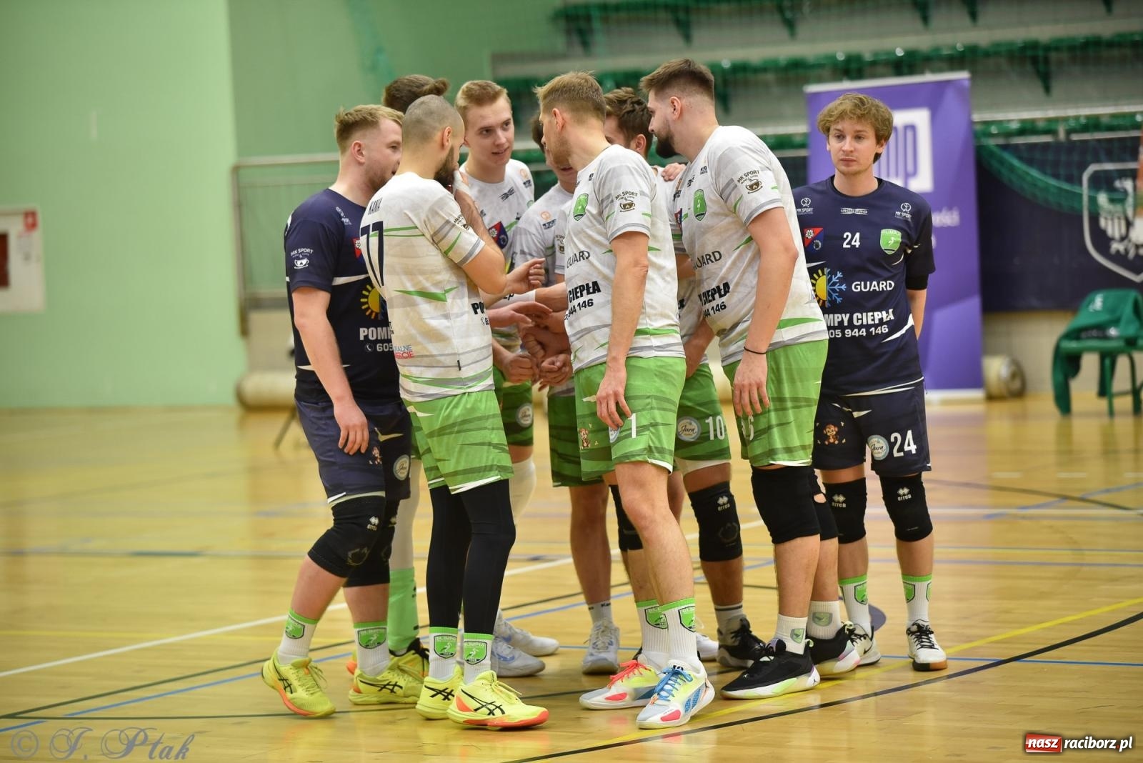 Zdjęcie w galerii na portalu naszraciborz.pl: Siatkarska remontada w hali OSiR. KS Racibórz odwrócił losy meczu z Olimpią Włodowice [FOTO i WIDEO] wiadomości z regionu