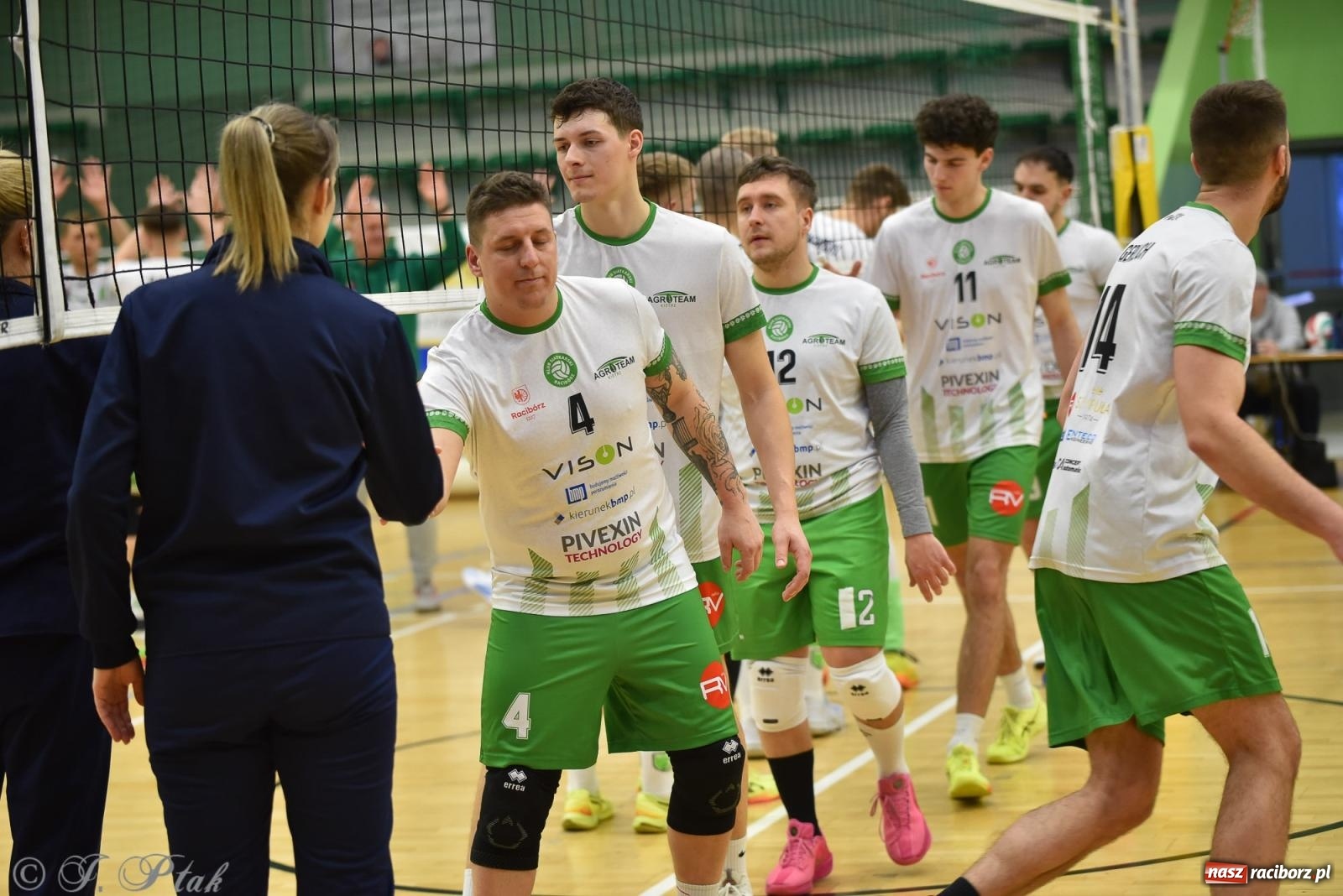 Zdjęcie w galerii na portalu naszraciborz.pl: Siatkarska remontada w hali OSiR. KS Racibórz odwrócił losy meczu z Olimpią Włodowice [FOTO i WIDEO] wiadomości z regionu