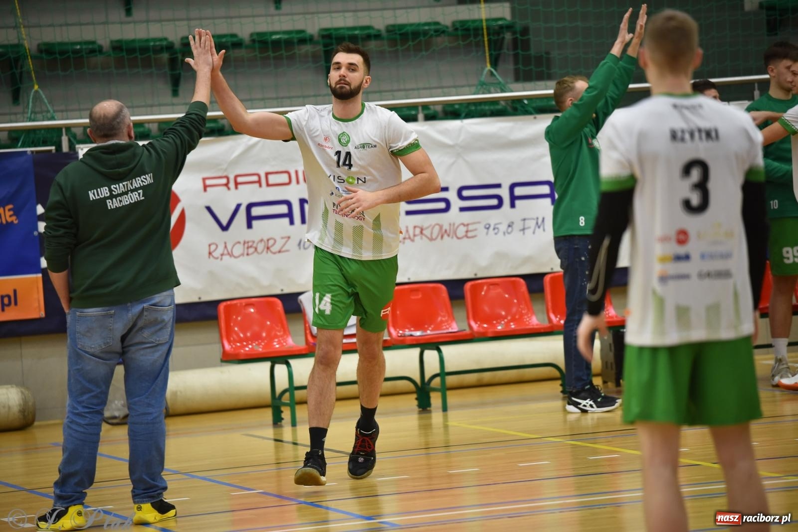 Zdjęcie w galerii na portalu naszraciborz.pl: Siatkarska remontada w hali OSiR. KS Racibórz odwrócił losy meczu z Olimpią Włodowice [FOTO i WIDEO] wiadomości z regionu