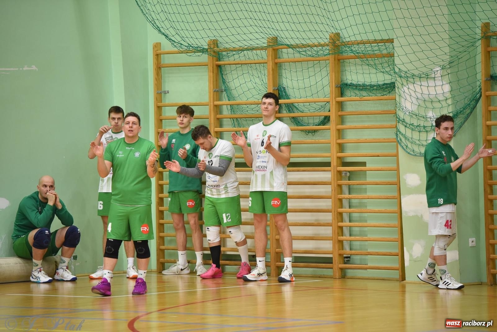 Zdjęcie w galerii na portalu naszraciborz.pl: Siatkarska remontada w hali OSiR. KS Racibórz odwrócił losy meczu z Olimpią Włodowice [FOTO i WIDEO] wiadomości z regionu