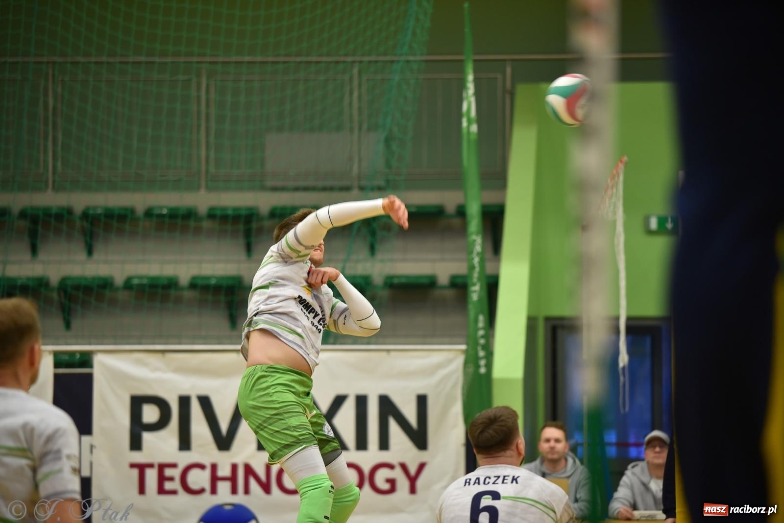 Zdjęcie w galerii na portalu naszraciborz.pl: Siatkarska remontada w hali OSiR. KS Racibórz odwrócił losy meczu z Olimpią Włodowice [FOTO i WIDEO] wiadomości z regionu