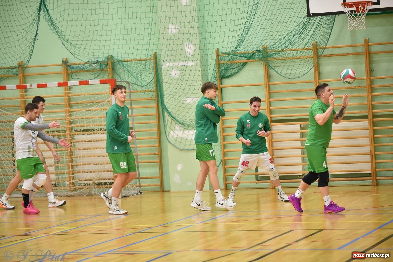 Zdjęcie w galerii na portalu naszraciborz.pl: Siatkarska remontada w hali OSiR. KS Racibórz odwrócił losy meczu z Olimpią Włodowice [FOTO i WIDEO] wiadomości z regionu