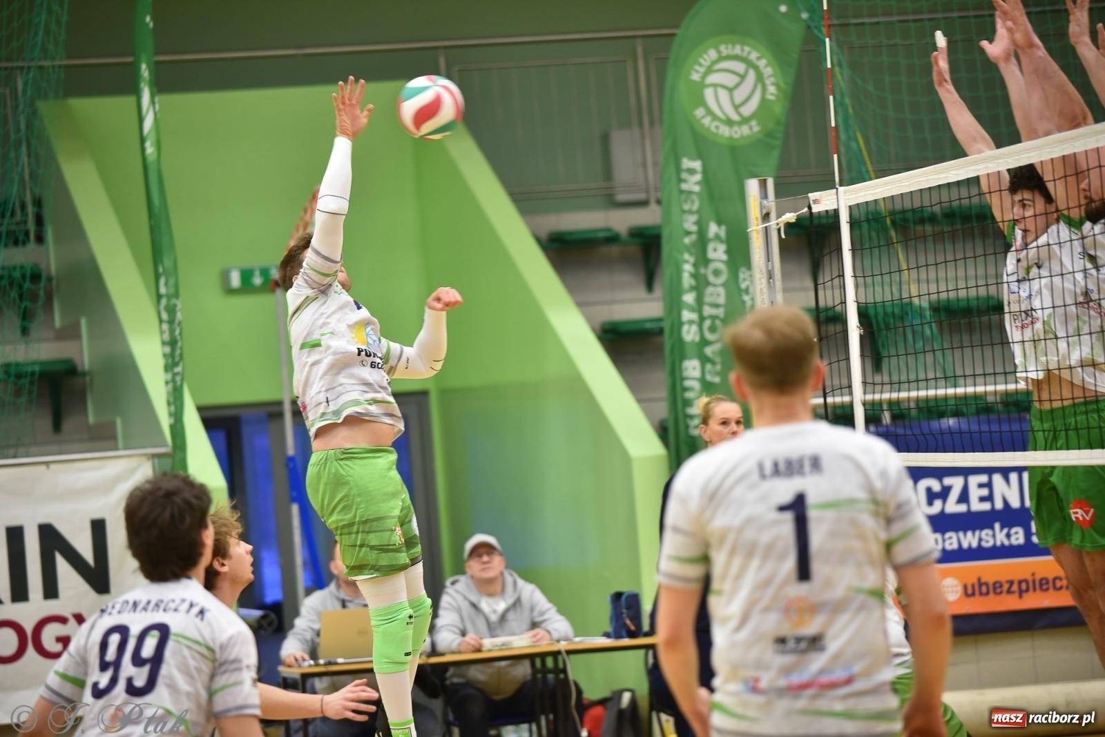 Zdjęcie w galerii na portalu naszraciborz.pl: Siatkarska remontada w hali OSiR. KS Racibórz odwrócił losy meczu z Olimpią Włodowice [FOTO i WIDEO] wiadomości z regionu