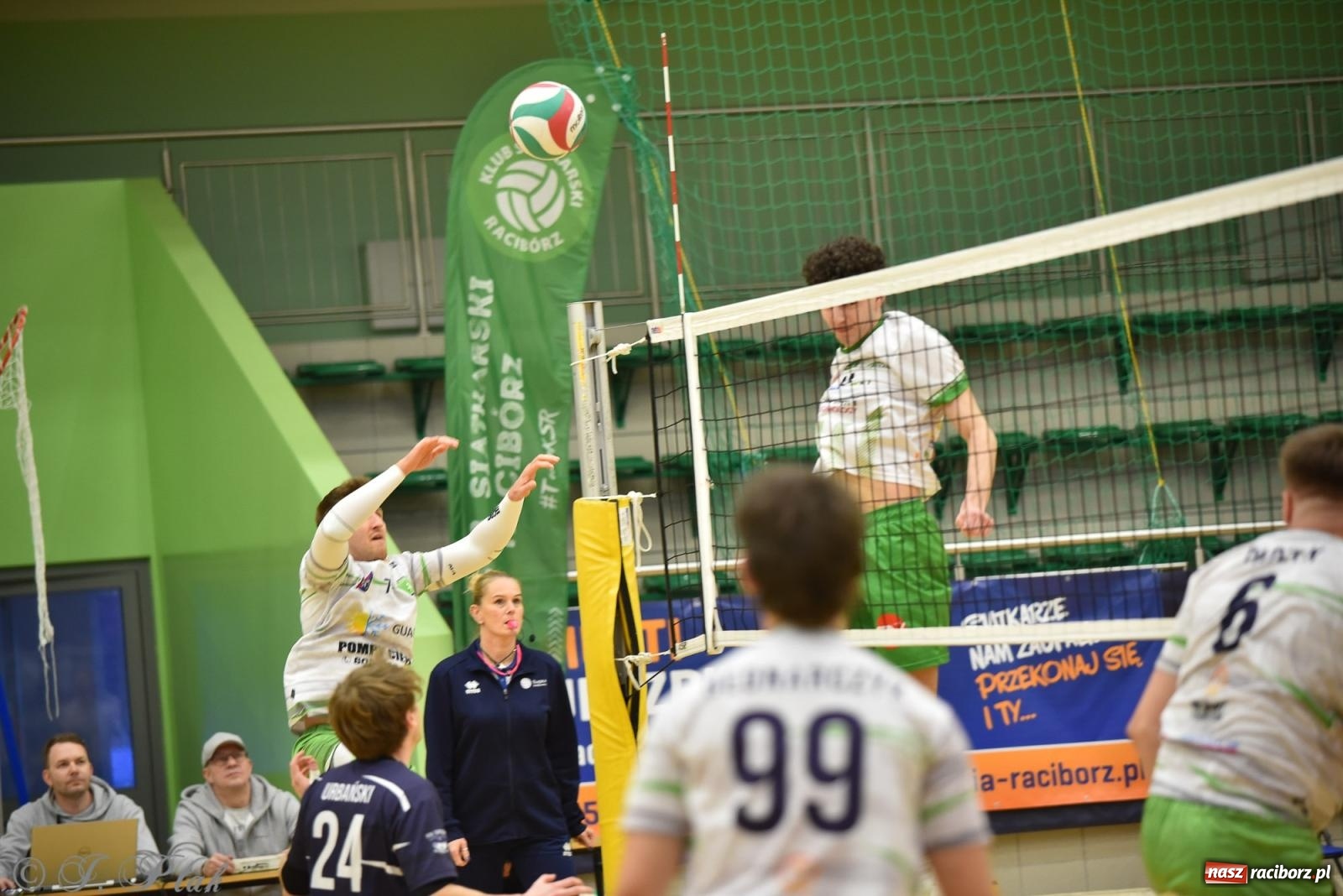 Zdjęcie w galerii na portalu naszraciborz.pl: Siatkarska remontada w hali OSiR. KS Racibórz odwrócił losy meczu z Olimpią Włodowice [FOTO i WIDEO] wiadomości z regionu