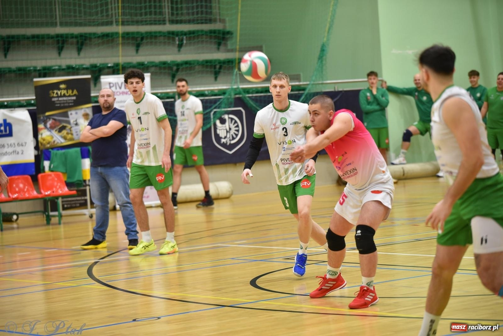 Zdjęcie w galerii na portalu naszraciborz.pl: Siatkarska remontada w hali OSiR. KS Racibórz odwrócił losy meczu z Olimpią Włodowice [FOTO i WIDEO] wiadomości z regionu