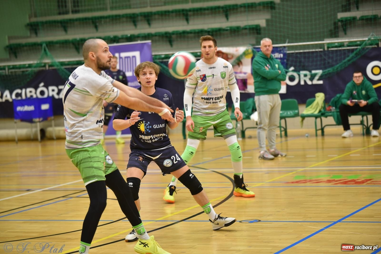 Zdjęcie w galerii na portalu naszraciborz.pl: Siatkarska remontada w hali OSiR. KS Racibórz odwrócił losy meczu z Olimpią Włodowice [FOTO i WIDEO] wiadomości z regionu