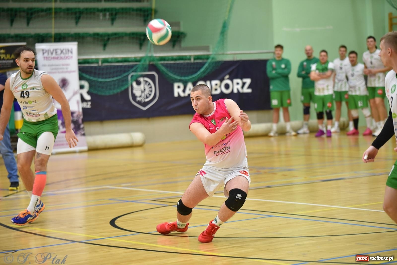 Zdjęcie w galerii na portalu naszraciborz.pl: Siatkarska remontada w hali OSiR. KS Racibórz odwrócił losy meczu z Olimpią Włodowice [FOTO i WIDEO] wiadomości z regionu