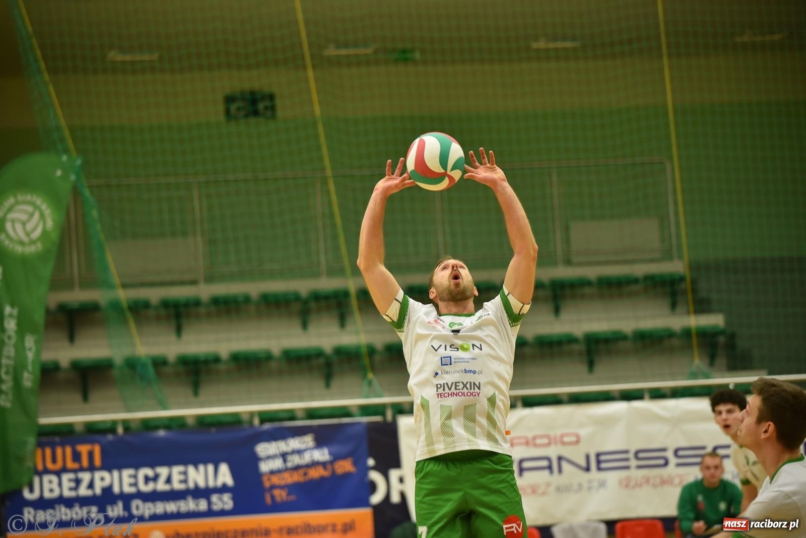 Zdjęcie w galerii na portalu naszraciborz.pl: Siatkarska remontada w hali OSiR. KS Racibórz odwrócił losy meczu z Olimpią Włodowice [FOTO i WIDEO] wiadomości z regionu