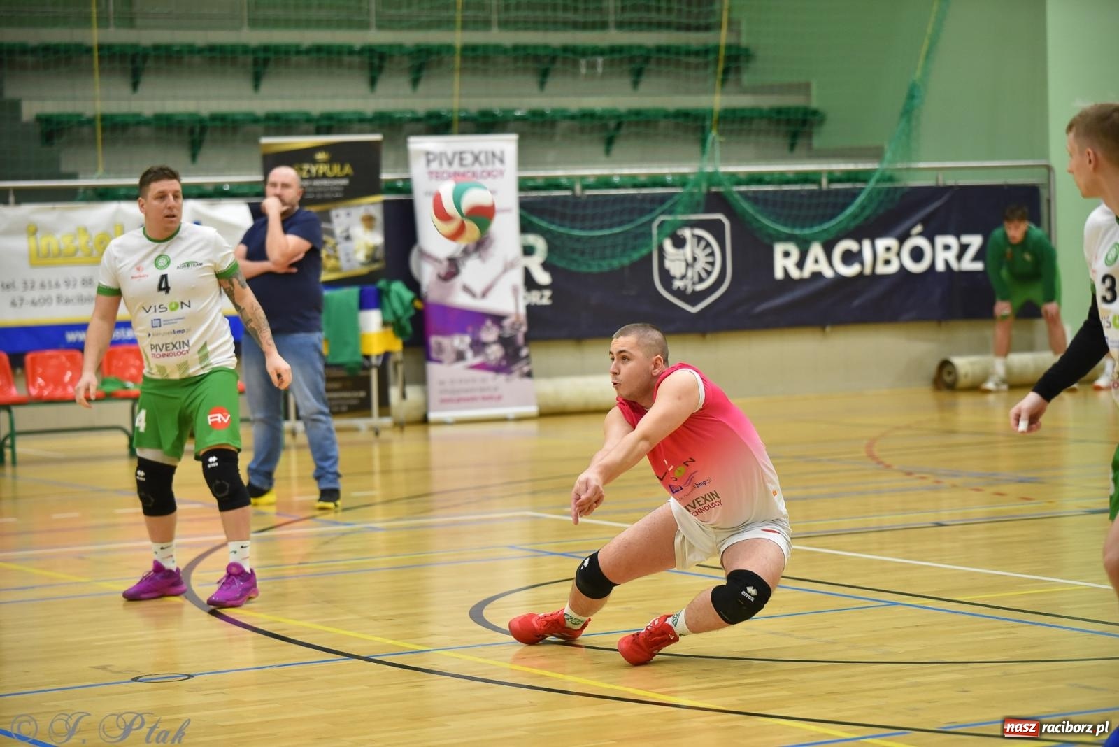 Zdjęcie w galerii na portalu naszraciborz.pl: Siatkarska remontada w hali OSiR. KS Racibórz odwrócił losy meczu z Olimpią Włodowice [FOTO i WIDEO] wiadomości z regionu
