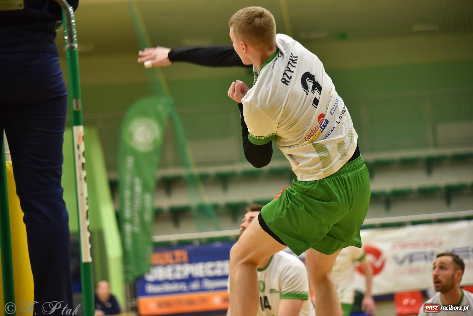 Zdjęcie w galerii na portalu naszraciborz.pl: Siatkarska remontada w hali OSiR. KS Racibórz odwrócił losy meczu z Olimpią Włodowice [FOTO i WIDEO] wiadomości z regionu