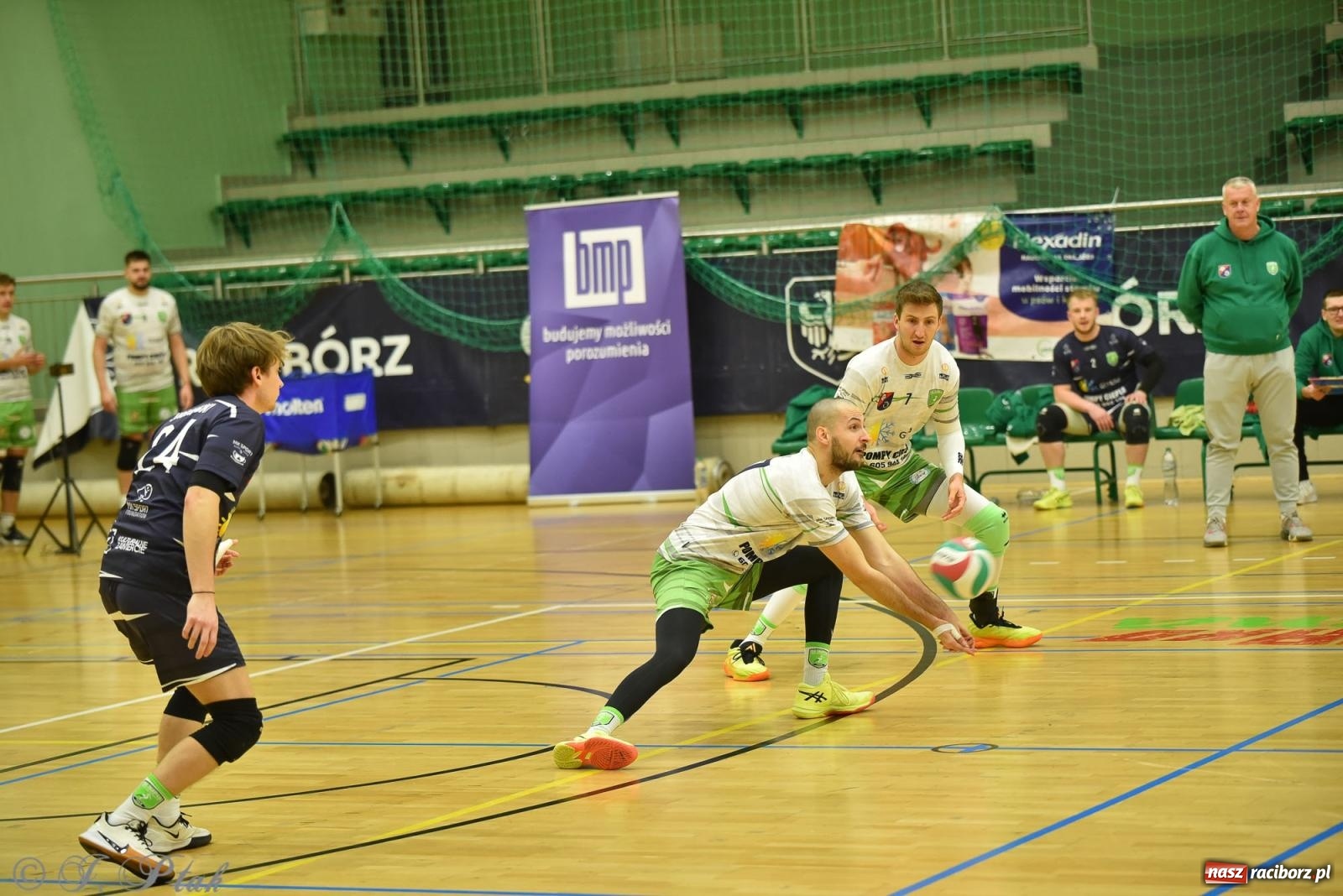 Zdjęcie w galerii na portalu naszraciborz.pl: Siatkarska remontada w hali OSiR. KS Racibórz odwrócił losy meczu z Olimpią Włodowice [FOTO i WIDEO] wiadomości z regionu