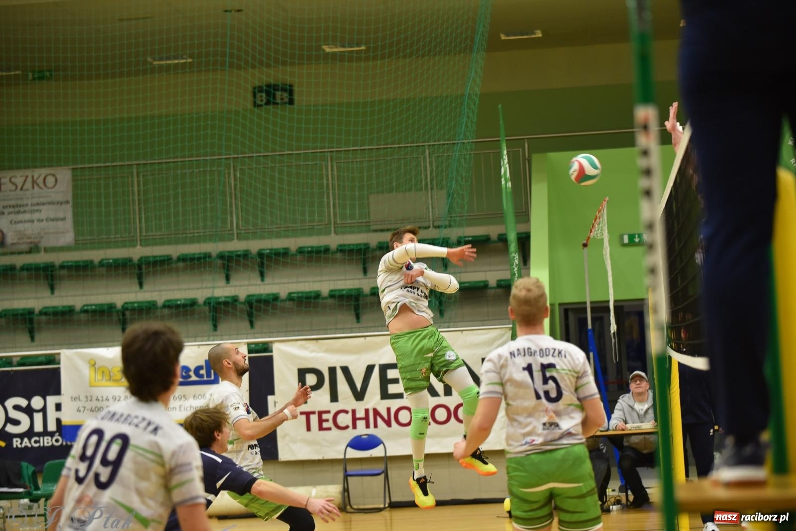 Zdjęcie w galerii na portalu naszraciborz.pl: Siatkarska remontada w hali OSiR. KS Racibórz odwrócił losy meczu z Olimpią Włodowice [FOTO i WIDEO] wiadomości z regionu