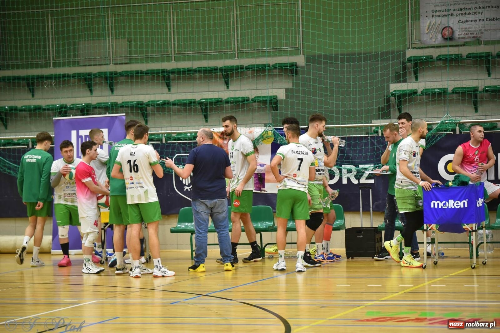 Zdjęcie w galerii na portalu naszraciborz.pl: Siatkarska remontada w hali OSiR. KS Racibórz odwrócił losy meczu z Olimpią Włodowice [FOTO i WIDEO] wiadomości z regionu