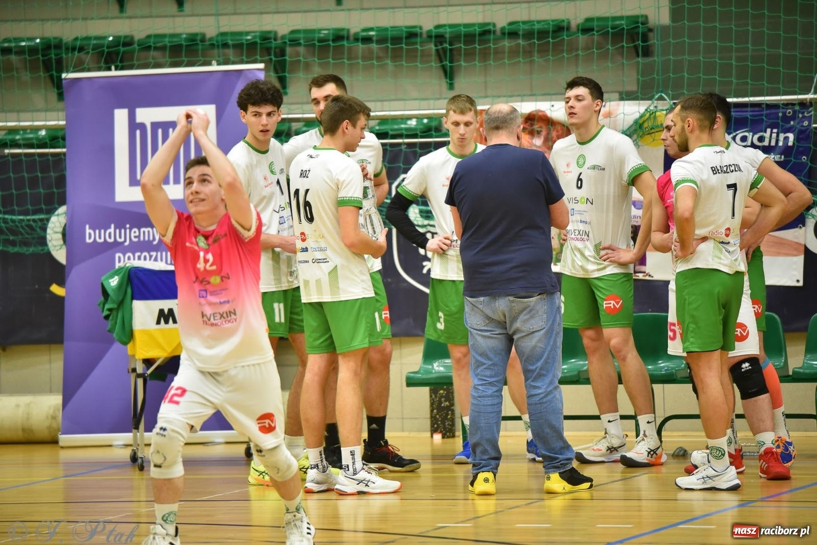 Zdjęcie w galerii na portalu naszraciborz.pl: Siatkarska remontada w hali OSiR. KS Racibórz odwrócił losy meczu z Olimpią Włodowice [FOTO i WIDEO] wiadomości z regionu