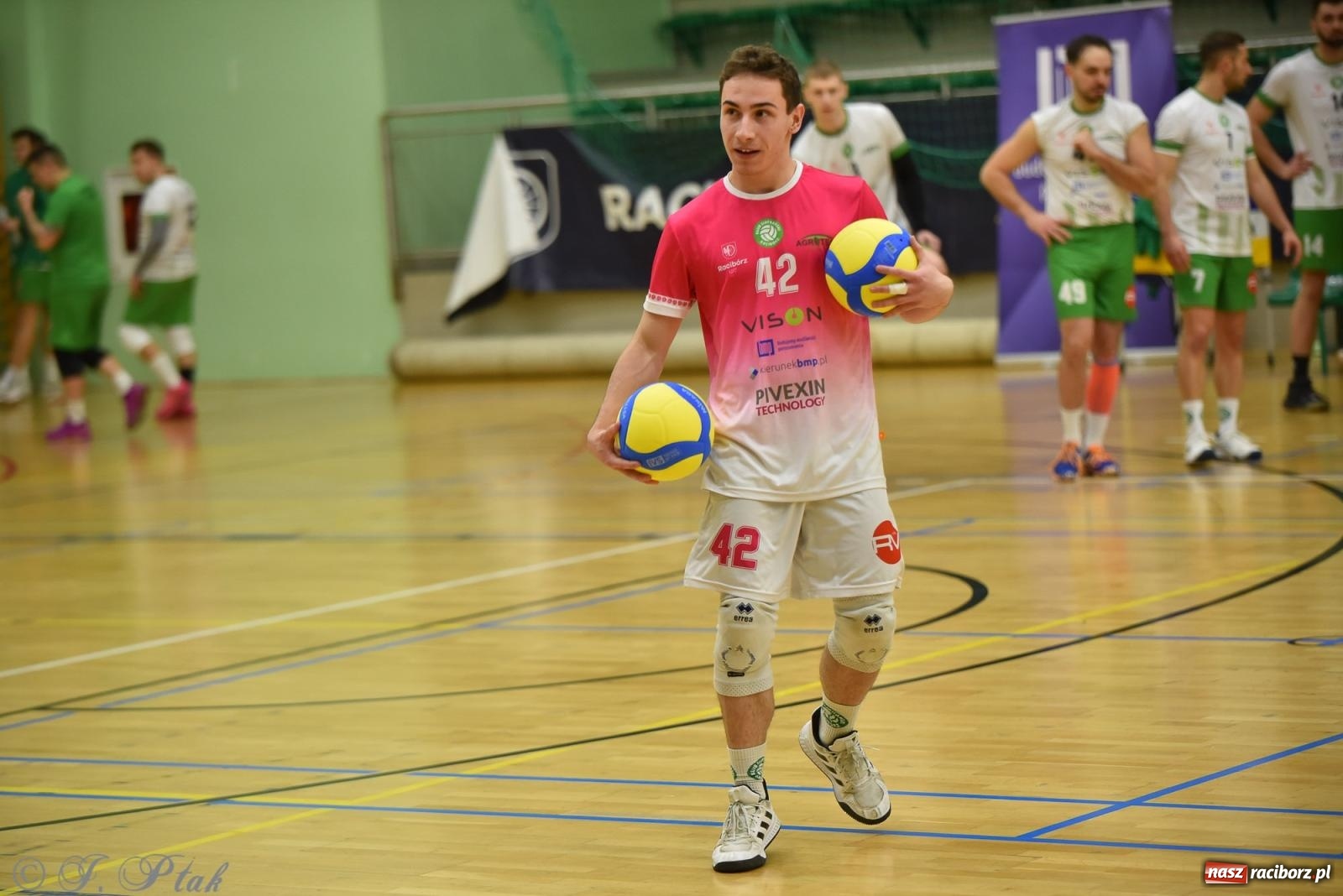 Zdjęcie w galerii na portalu naszraciborz.pl: Siatkarska remontada w hali OSiR. KS Racibórz odwrócił losy meczu z Olimpią Włodowice [FOTO i WIDEO] wiadomości z regionu