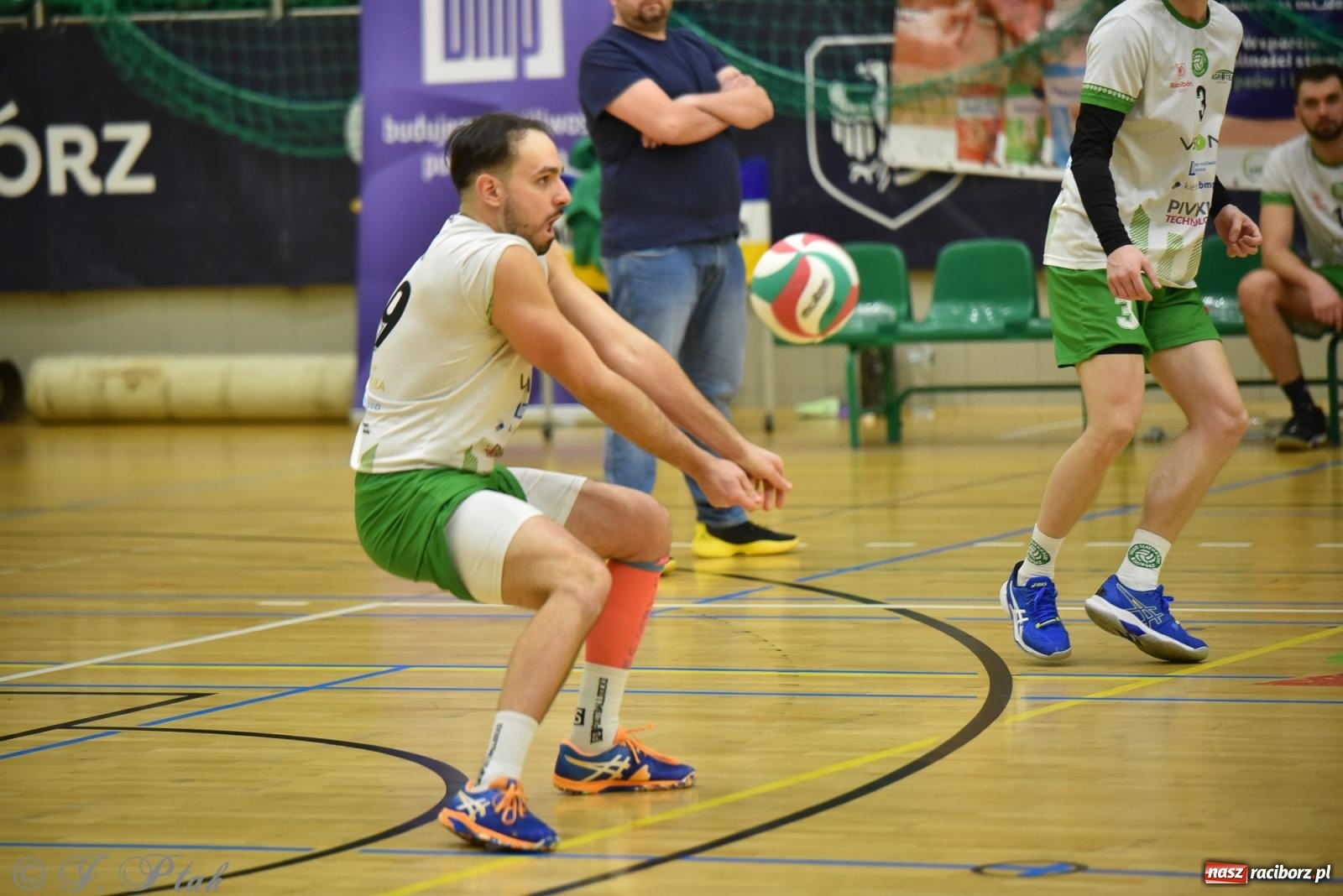 Zdjęcie w galerii na portalu naszraciborz.pl: Siatkarska remontada w hali OSiR. KS Racibórz odwrócił losy meczu z Olimpią Włodowice [FOTO i WIDEO] wiadomości z regionu