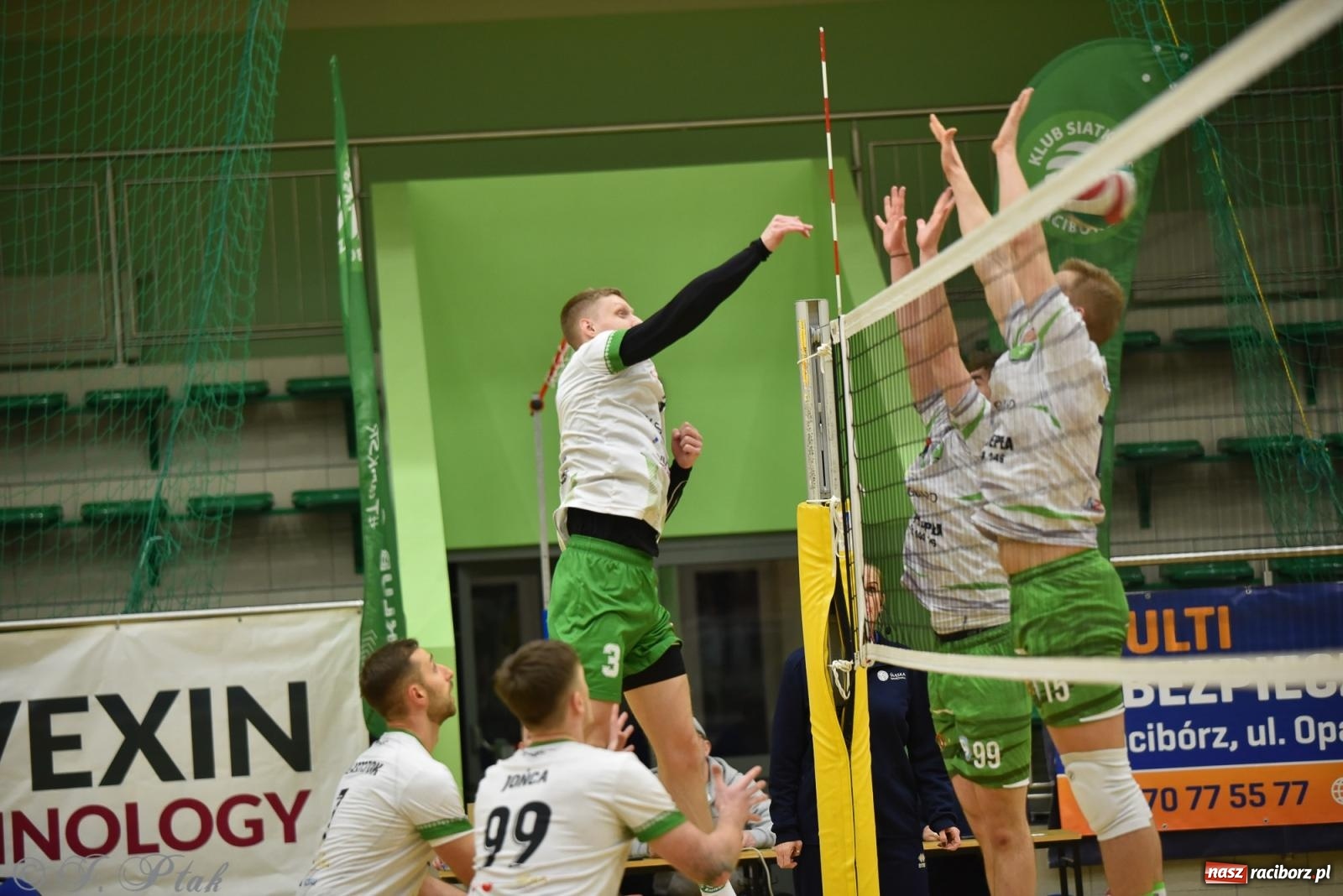 Zdjęcie w galerii na portalu naszraciborz.pl: Siatkarska remontada w hali OSiR. KS Racibórz odwrócił losy meczu z Olimpią Włodowice [FOTO i WIDEO] wiadomości z regionu