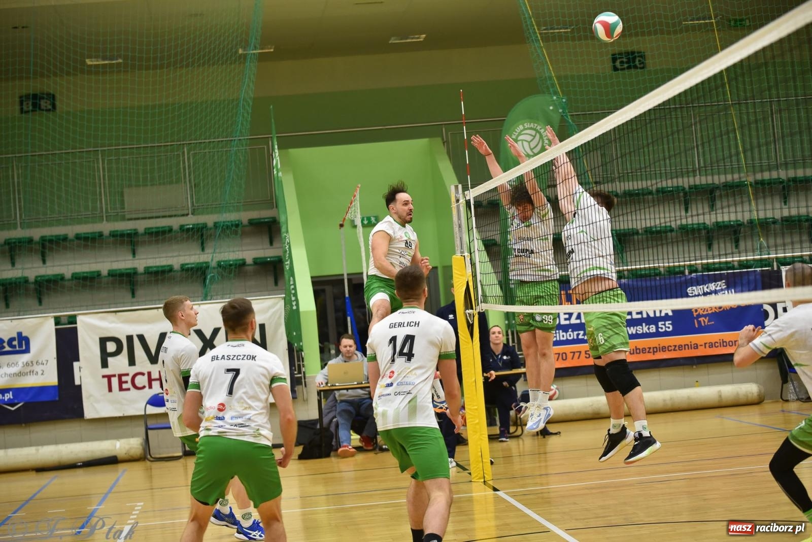 Zdjęcie w galerii na portalu naszraciborz.pl: Siatkarska remontada w hali OSiR. KS Racibórz odwrócił losy meczu z Olimpią Włodowice [FOTO i WIDEO] wiadomości z regionu