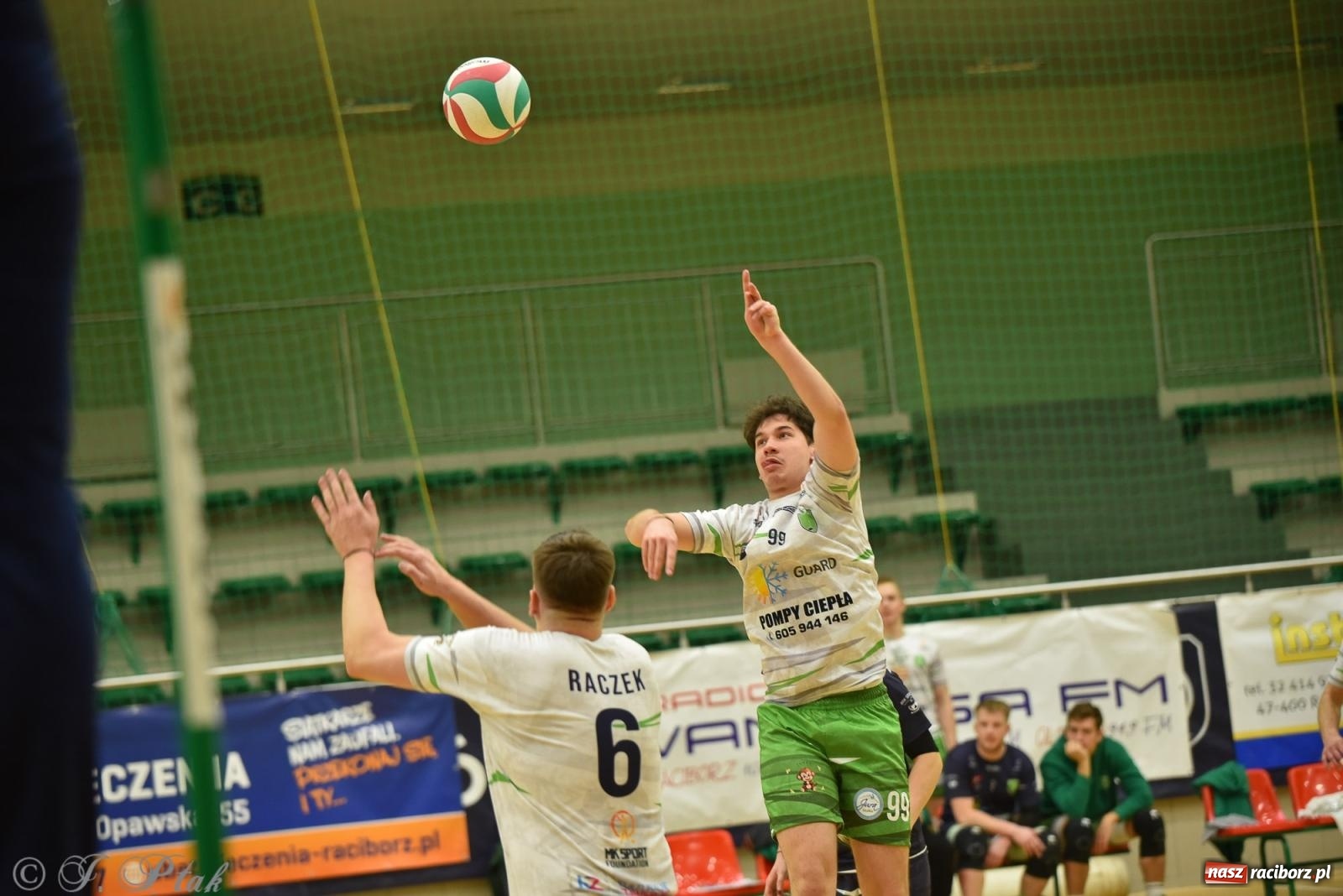 Zdjęcie w galerii na portalu naszraciborz.pl: Siatkarska remontada w hali OSiR. KS Racibórz odwrócił losy meczu z Olimpią Włodowice [FOTO i WIDEO] wiadomości z regionu
