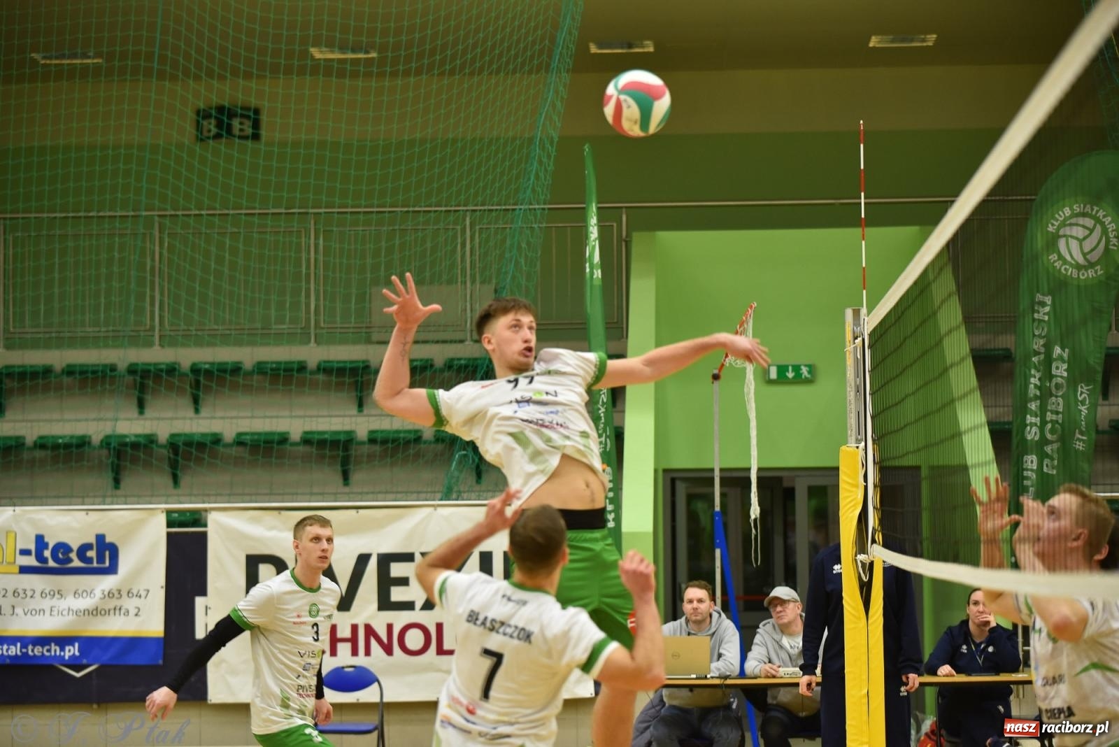 Zdjęcie w galerii na portalu naszraciborz.pl: Siatkarska remontada w hali OSiR. KS Racibórz odwrócił losy meczu z Olimpią Włodowice [FOTO i WIDEO] wiadomości z regionu