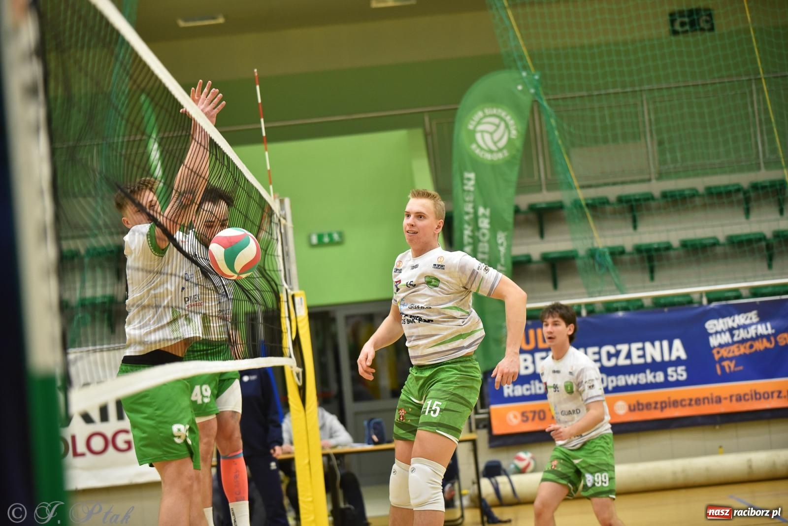 Zdjęcie w galerii na portalu naszraciborz.pl: Siatkarska remontada w hali OSiR. KS Racibórz odwrócił losy meczu z Olimpią Włodowice [FOTO i WIDEO] wiadomości z regionu