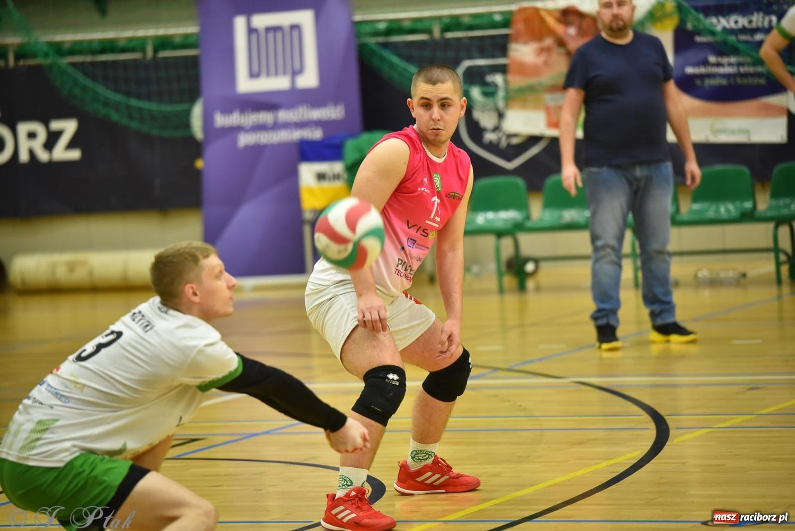 Zdjęcie w galerii na portalu naszraciborz.pl: Siatkarska remontada w hali OSiR. KS Racibórz odwrócił losy meczu z Olimpią Włodowice [FOTO i WIDEO] wiadomości z regionu