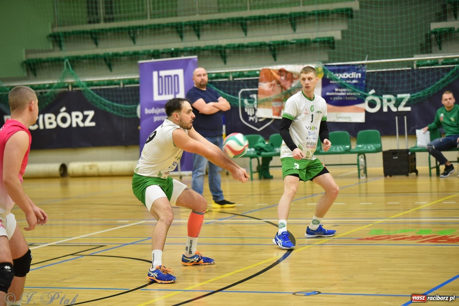 Zdjęcie w galerii na portalu naszraciborz.pl: Siatkarska remontada w hali OSiR. KS Racibórz odwrócił losy meczu z Olimpią Włodowice [FOTO i WIDEO] wiadomości z regionu