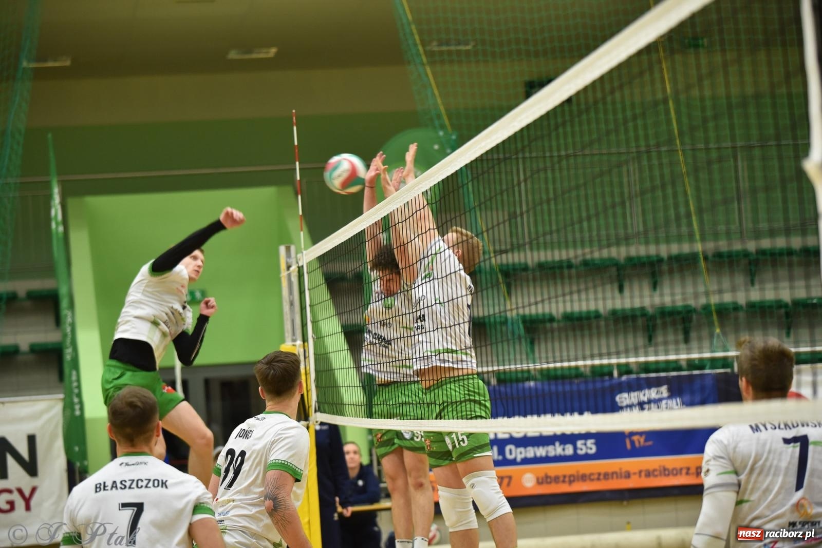 Zdjęcie w galerii na portalu naszraciborz.pl: Siatkarska remontada w hali OSiR. KS Racibórz odwrócił losy meczu z Olimpią Włodowice [FOTO i WIDEO] wiadomości z regionu