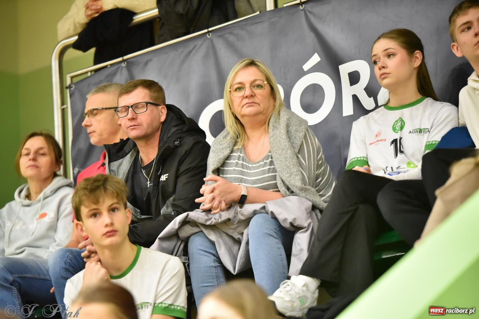 Zdjęcie w galerii na portalu naszraciborz.pl: Siatkarska remontada w hali OSiR. KS Racibórz odwrócił losy meczu z Olimpią Włodowice [FOTO i WIDEO] wiadomości z regionu