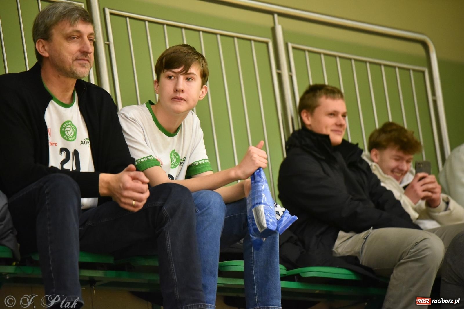 Zdjęcie w galerii na portalu naszraciborz.pl: Siatkarska remontada w hali OSiR. KS Racibórz odwrócił losy meczu z Olimpią Włodowice [FOTO i WIDEO] wiadomości z regionu