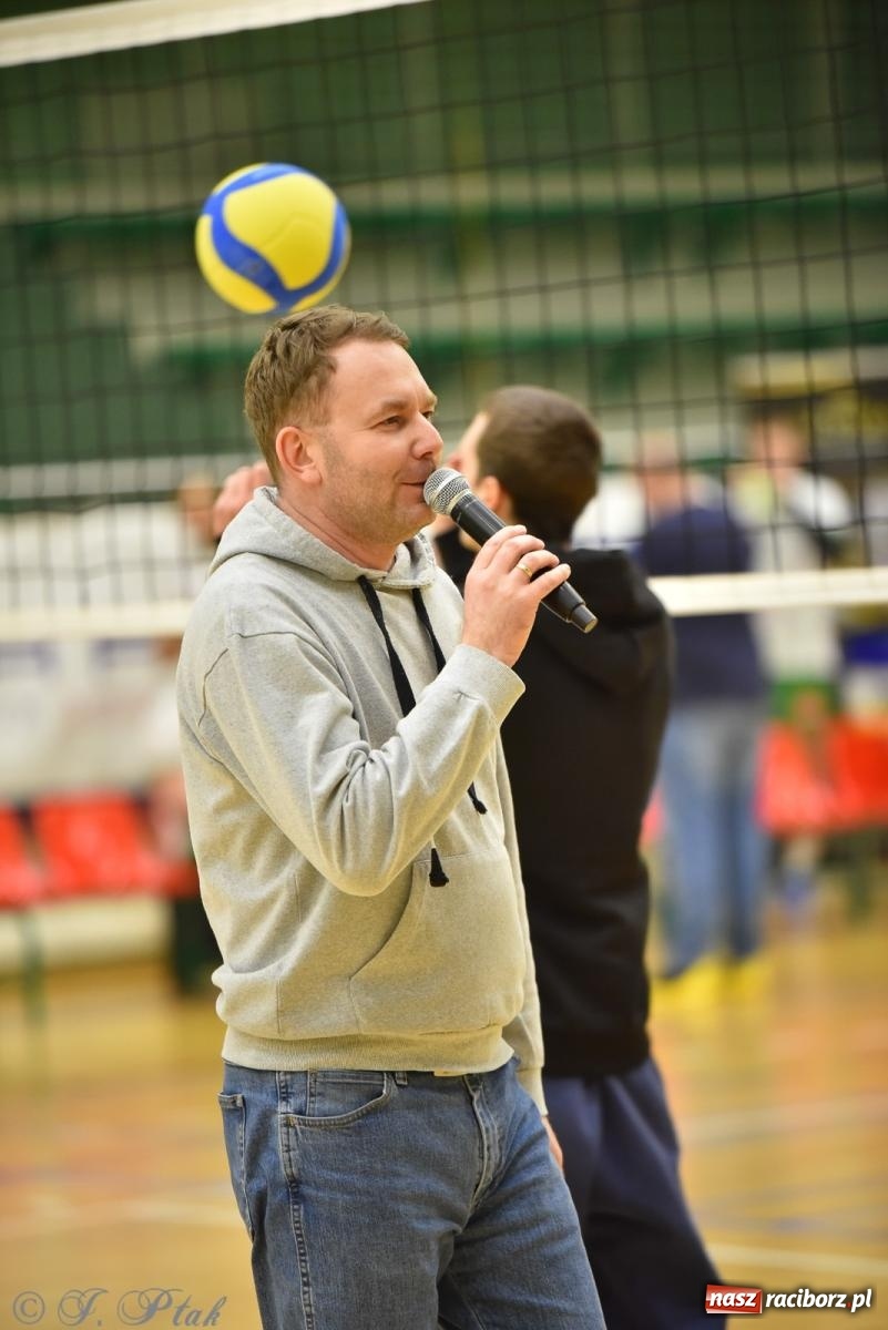 Zdjęcie w galerii na portalu naszraciborz.pl: Siatkarska remontada w hali OSiR. KS Racibórz odwrócił losy meczu z Olimpią Włodowice [FOTO i WIDEO] wiadomości z regionu