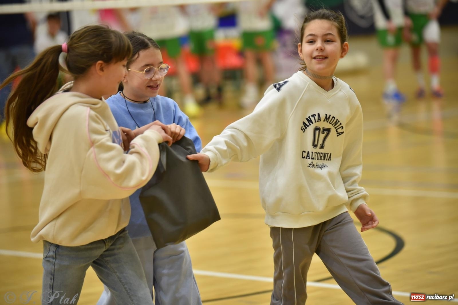 Zdjęcie w galerii na portalu naszraciborz.pl: Siatkarska remontada w hali OSiR. KS Racibórz odwrócił losy meczu z Olimpią Włodowice [FOTO i WIDEO] wiadomości z regionu