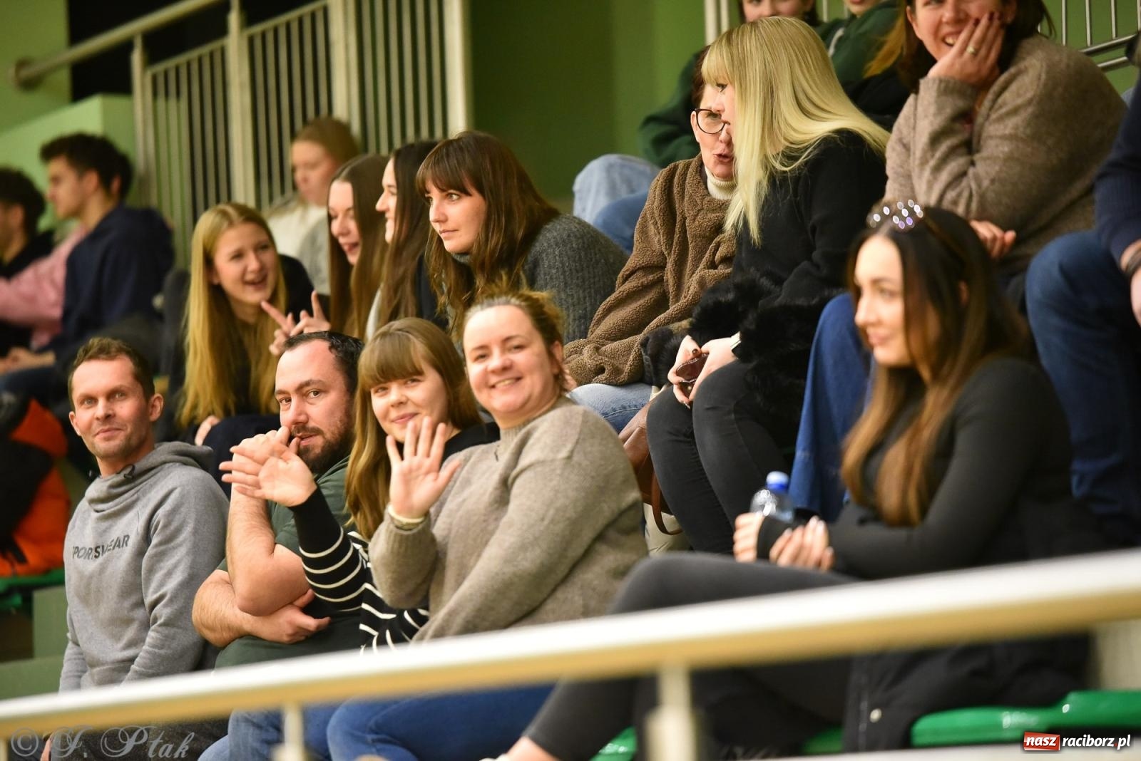 Zdjęcie w galerii na portalu naszraciborz.pl: Siatkarska remontada w hali OSiR. KS Racibórz odwrócił losy meczu z Olimpią Włodowice [FOTO i WIDEO] wiadomości z regionu
