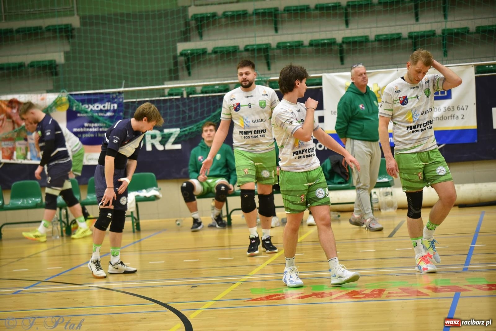 Zdjęcie w galerii na portalu naszraciborz.pl: Siatkarska remontada w hali OSiR. KS Racibórz odwrócił losy meczu z Olimpią Włodowice [FOTO i WIDEO] wiadomości z regionu