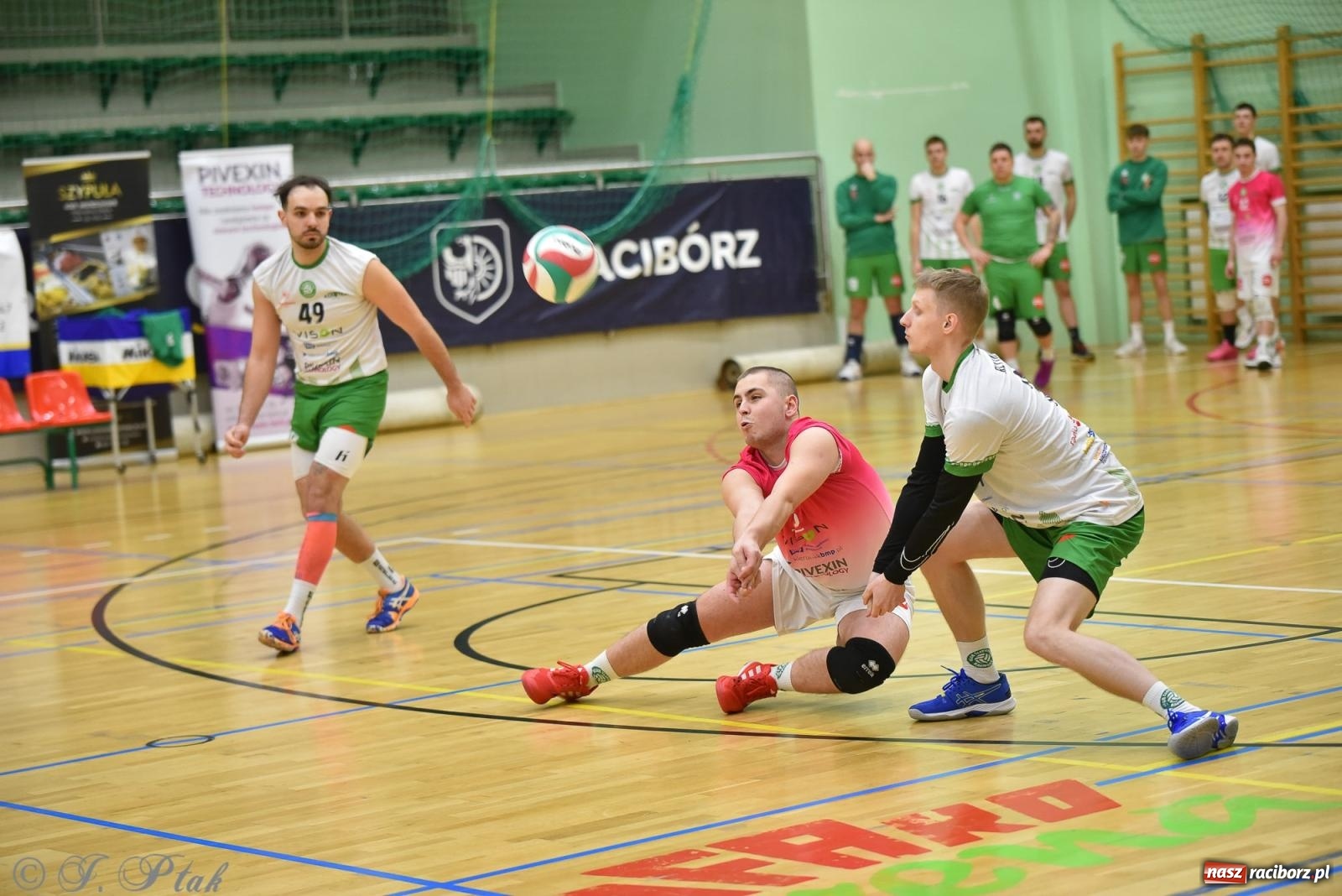 Zdjęcie w galerii na portalu naszraciborz.pl: Siatkarska remontada w hali OSiR. KS Racibórz odwrócił losy meczu z Olimpią Włodowice [FOTO i WIDEO] wiadomości z regionu